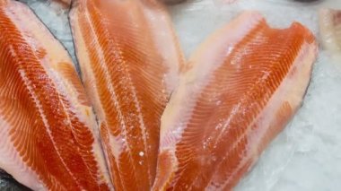 Buzlu çiğ balık filetosu yakın plan. Süpermarketin tezgahında buz tutmuş donmuş balıklar vardı. Somon