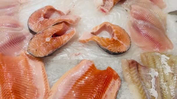 Buzlu Çiğ Balık Filetosu Yakın Plan Süpermarketin Tezgahında Buz Tutmuş — Stok video