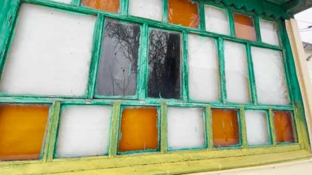 Ett Gammalt Träfönster Med Flerfärgade Rutor Flerfärgade Glaspaneler Det Antika — Stockvideo