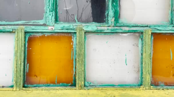 Staré Dřevěné Okno Pestrobarevnými Tabulkami Mnohobarevné Skleněné Panely Starožitném Okně — Stock video