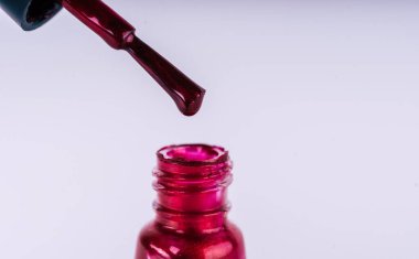 İzole edilmiş beyaz arka planda parlak tırnak cilasını kapat. Manikür için parlak kırmızı leke