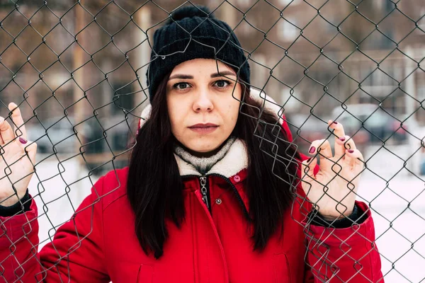 Bela Menina Uma Jaqueta Vermelha Posando Fora Durante Dia Inverno — Fotografia de Stock