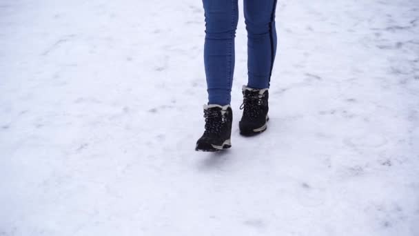 Een Vrouw Loopt Sneeuw Close Winterwandelconcept — Stockvideo