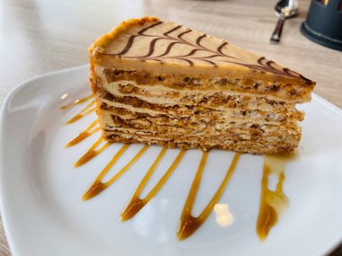 Geleneksel Esterhazy keki beyaz tabakta.