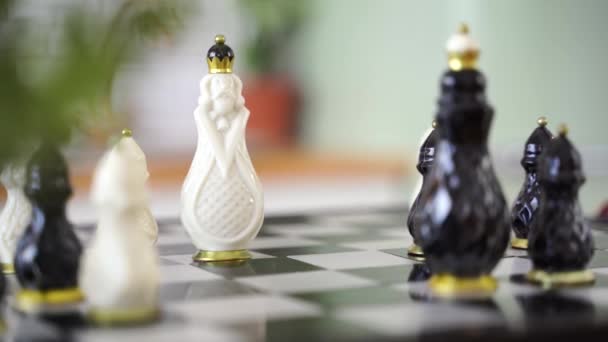 Zblízka Krásné Šachy Stole Kuchyni Selektivní Zaměření Porcelánových Šachových Figurín — Stock video