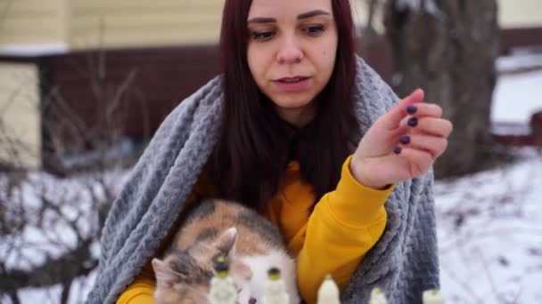 Wanita Muda Duduk Dengan Kucing Dan Bermain Catur Halaman Perempuan — Stok Video