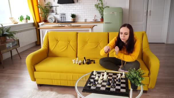 Mladá Žena Sedící Žluté Pohovce Hrající Šachy Místnosti Žena Hraje — Stock video
