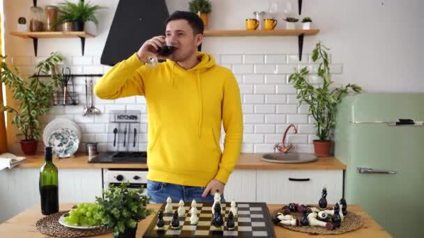 Jovem Jogando Xadrez Mesa Cozinha Bebendo Vinho Tinto Masculino Com — Vídeo de Stock
