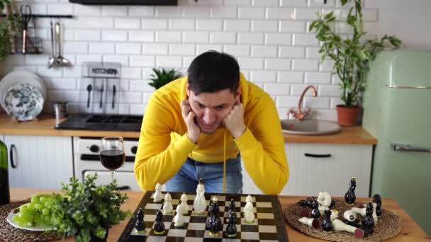 Jovem Jogar Xadrez Mesa Cozinha Masculino Joga Lógica Jogo Tabuleiro — Vídeo de Stock