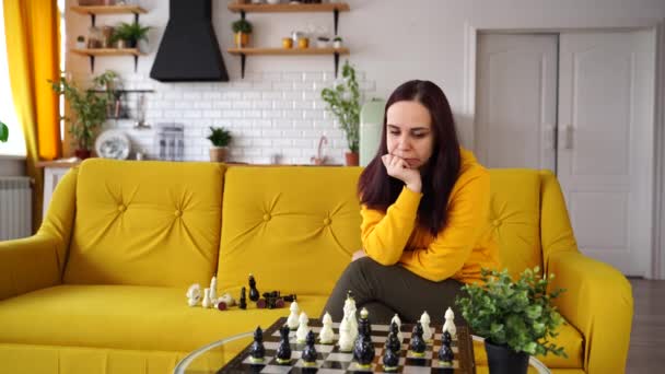 Jonge Vrouw Zit Een Gele Bank Schaakt Kamer Vrouwelijk Spelen — Stockvideo