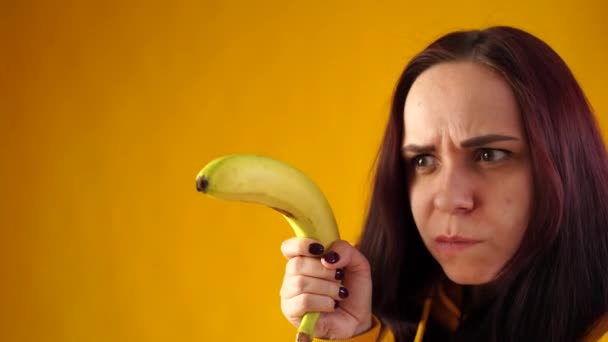 Πορτρέτο Της Νεαρής Γυναίκας Μπανάνα Κίτρινο Φόντο Κοντινό Πλάνο Του — Αρχείο Βίντεο