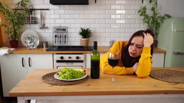 Mutsuz Genç Bayanın Kırmızı Şaraptan Başı Ağrıyor Yetişkin Bir Kadın — Stok video