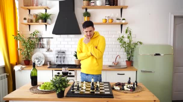 Ung Man Som Spelar Schack Köksbordet Man Spelar Logiskt Brädspel — Stockvideo