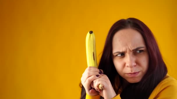 Retrato Mulher Jovem Com Banana Fundo Amarelo Close Fêmea Com — Vídeo de Stock