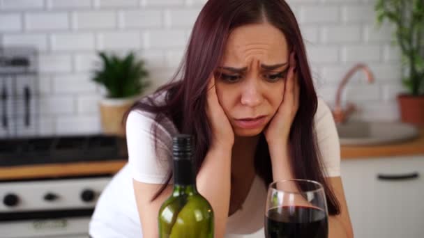 Jovem Infeliz Tem Dor Cabeça Vinho Tinto Adulto Feminino Sente — Vídeo de Stock