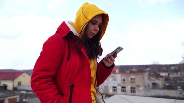 Binanın Çatısında Cep Telefonu Olan Genç Bir Kadının Portresi Sarı — Stok video