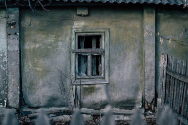 Kırsal kesimdeki eski ahşap evi kapatın. Terk edilmiş kır evinin dış cephesi