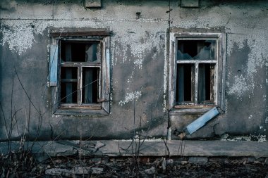 Kırsal kesimdeki eski ahşap evi kapatın. Terk edilmiş kır evinin dış cephesi