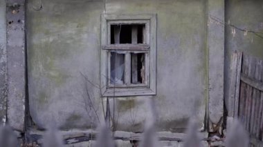 Kırsal kesimdeki eski ahşap evi kapatın. Terk edilmiş kır evinin dış cephesi.