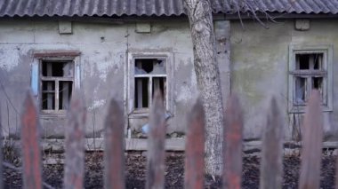 Kırsal kesimdeki eski ahşap evi kapatın. Terk edilmiş kır evinin dış cephesi.