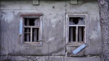 Kırsal kesimdeki eski ahşap evi kapatın. Terk edilmiş kır evinin dış cephesi.