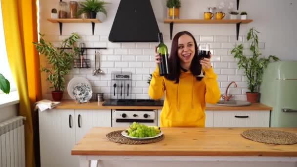 Relaxado Jovem Com Copo Vinho Garrafa Cozinha Happy Fêmea Descansando — Vídeo de Stock