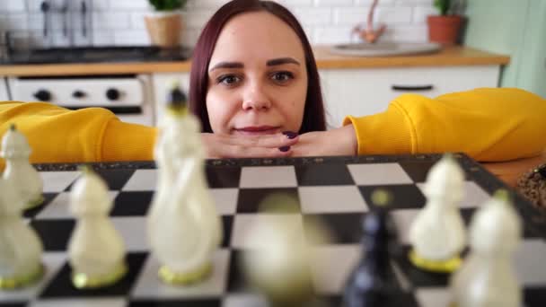 Νεαρή Γυναίκα Παίζει Σκάκι Στο Τραπέζι Της Κουζίνας Γυναίκα Παίζει — Αρχείο Βίντεο