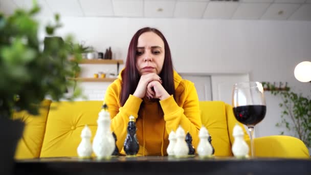 Satranç Oynayan Kırmızı Şarap Içen Genç Bir Kadın Alkollü Yetişkin — Stok video