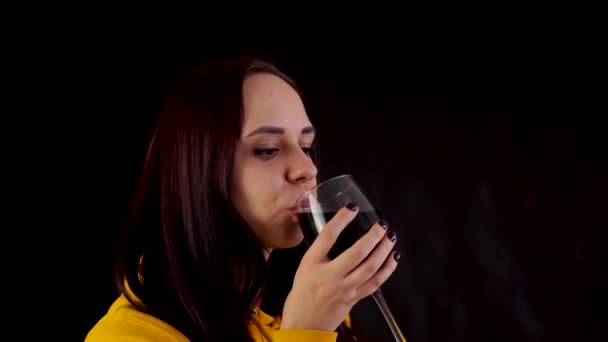 Jeune Femme Détendue Pose Avec Verre Vin Rouge Sur Fond — Video