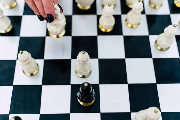 Selektivní Zaměření Krásných Šachovnic Šachovnici Detailní Záběr Části Těla Nerozpoznatelné — Stock fotografie