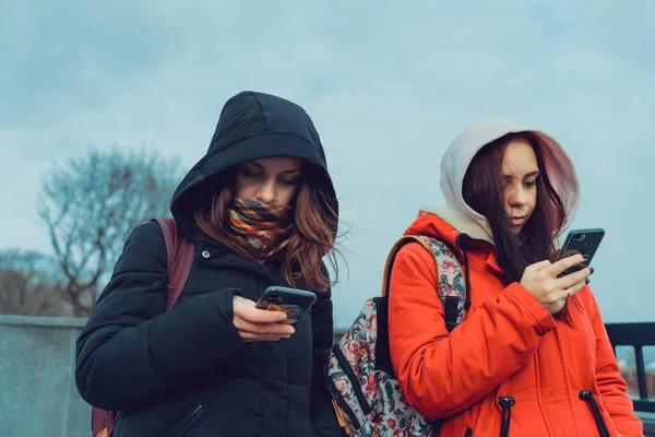 Großaufnahme Von Jungen Frauen Die Stadtpark Mit Dem Smartphone Surfen — Stockfoto