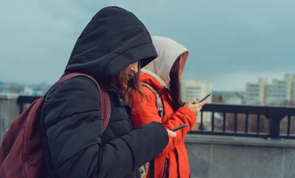 Großaufnahme Von Jungen Frauen Die Stadtpark Mit Dem Smartphone Surfen — Stockfoto