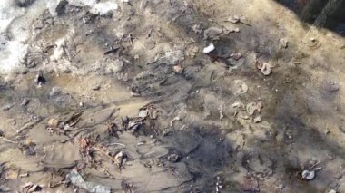 Baharın başında su birikintisi ve kirli zemin kapanıyor. Kirli ve sulu hava kavramı.