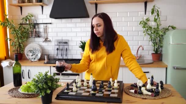 Bedachtzame Jonge Vrouw Speelt Schaak Drinkt Rode Wijn Vrouw Met — Stockvideo