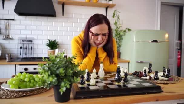 Jovem Atenciosa Jogar Xadrez Procura Possíveis Movimentos Concentrando Jogadas Femininas — Vídeo de Stock