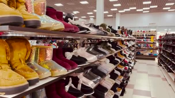 Магазин Обуви Полки Другой Обувью Обувь Выставленная Продажу — стоковое видео