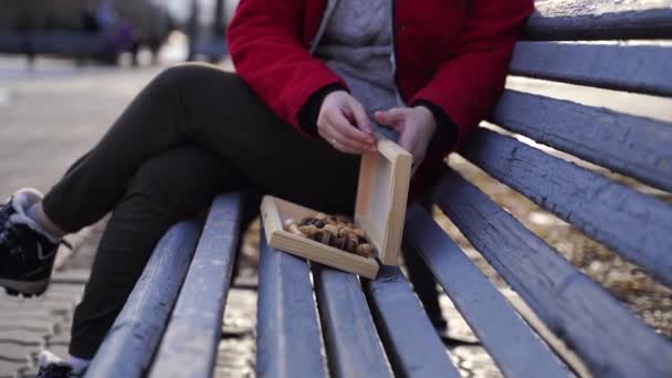 Gros Plan Une Femme Méconnaissable Ouvre Échiquier Sort Des Pièces — Video