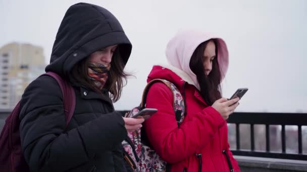 Zbliżenie Młodych Kobiet Przeglądających Smartfony Parku Miejskim Ładne Kobiety Kapturach — Wideo stockowe