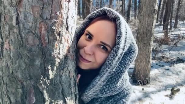 Gri Paltolu Genç Bir Kadın Ormanda Ağaçtan Dışarı Bakıyor Baharın — Stok video