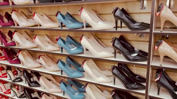 Magasin Chaussures Rayonnages Avec Différentes Chaussures Chaussures Exposées Magasin Vendre — Video