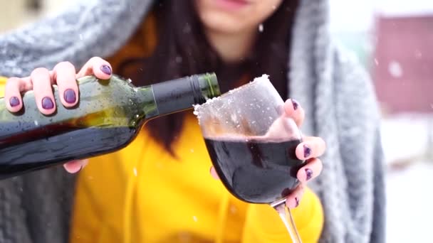 Close Unrecognizable Woman Pours Red Wine Glass Sitting Street Snowy — Stock Video