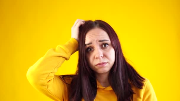 Menutup Wanita Muda Menggaruk Garuk Kepala Dengan Penuh Pikiran Latar — Stok Video