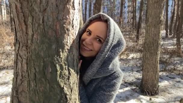 Молода Жінка Сірому Пальто Дивиться Дерева Лісі Гарненька Жінка Ховається — стокове відео