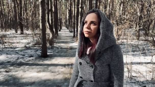Gri Montlu Genç Güzel Bir Kadın Ormanda Yürüyor Düşünceli Güzel — Stok video