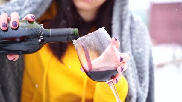 Close Unrecognizable Woman Pours Red Wine Glass Sitting Street Snowy — Stok video