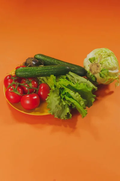 Close Van Smakelijke Tomaten Komkommers Sla Kool Oranje Achtergrond Oogst — Stockfoto