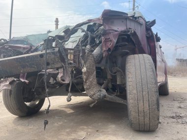 Arızalı ve terk edilmiş bir arabayı kapatın. Sokakta kaza üstüne araba parçalanmış. Dikkatsiz sürüş kavramı