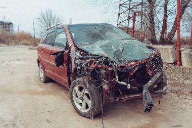 Arızalı ve terk edilmiş bir arabayı kapatın. Sokakta kaza üstüne araba parçalanmış. Dikkatsiz sürüş kavramı