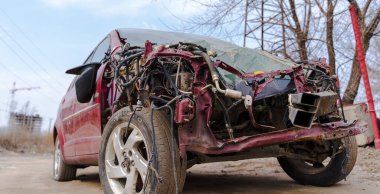 Arızalı ve terk edilmiş bir arabayı kapatın. Sokakta kaza üstüne araba parçalanmış. Dikkatsiz sürüş kavramı