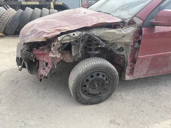 Coche Rojo Con Sombrero Arrugado Parachoques Coche Viejo Con Capó —  Fotos de Stock